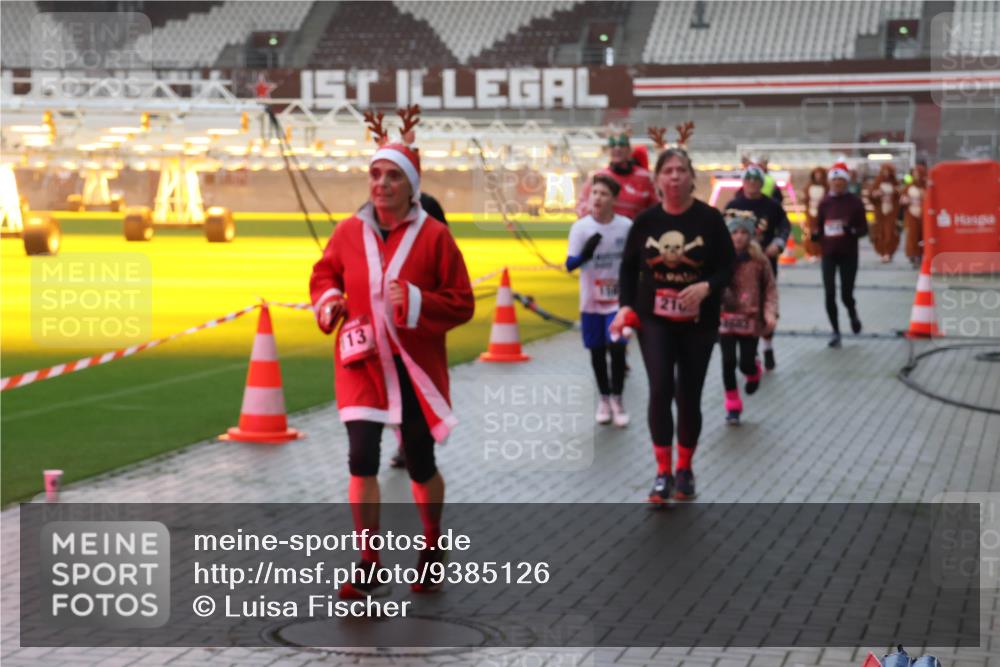 07.12.2025 - St. Pauli X-Mass-Run No. 15 Luisa Fischer http://msf.ph/oto/9385126 07.12.2025 11:33:34 Ziel 13, 56, 73, 142, 181, 321, 349, 477, 977, 1013, 1591, 2005, 2016, 2107, 2113, 2278, 2281, 2282, 2284, 2612, 2613, 2614, 2620, 2662, 3039, 3041, 3166, 3169, 3269, 3271 meine-sportfotos.de