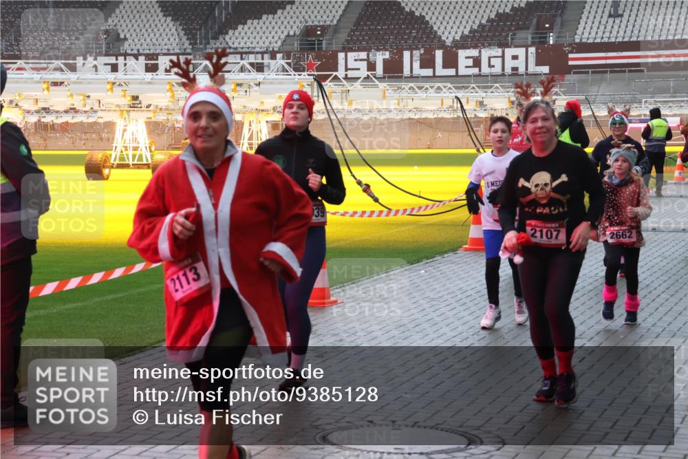 07.12.2025 - St. Pauli X-Mass-Run No. 15 Luisa Fischer http://msf.ph/oto/9385128 07.12.2025 11:33:35 Ziel 2113, 39, 2107, 2662, 56, 62, 73, 94, 110, 142, 181, 321, 340, 349, 477, 977, 1013, 1361, 1591, 2005, 2016, 2107, 2113, 2278, 2281, 2282, 2284, 2612, 2613, 2614, 2620, 2662, 3039, 3041, 3166, 3169, 3269, 3271 meine-sportfotos.de