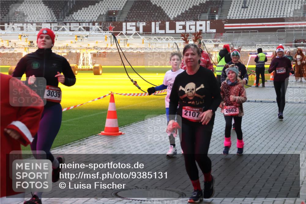 07.12.2025 - St. Pauli X-Mass-Run No. 15 Luisa Fischer http://msf.ph/oto/9385131 07.12.2025 11:33:35 Ziel 3039, 2, 2107, 2662, 3041, 56, 62, 73, 94, 110, 142, 181, 321, 340, 349, 477, 977, 1013, 1361, 1591, 2005, 2016, 2107, 2113, 2278, 2281, 2282, 2284, 2612, 2613, 2614, 2620, 2662, 3039, 3041, 3166, 3169, 3269, 3271 meine-sportfotos.de
