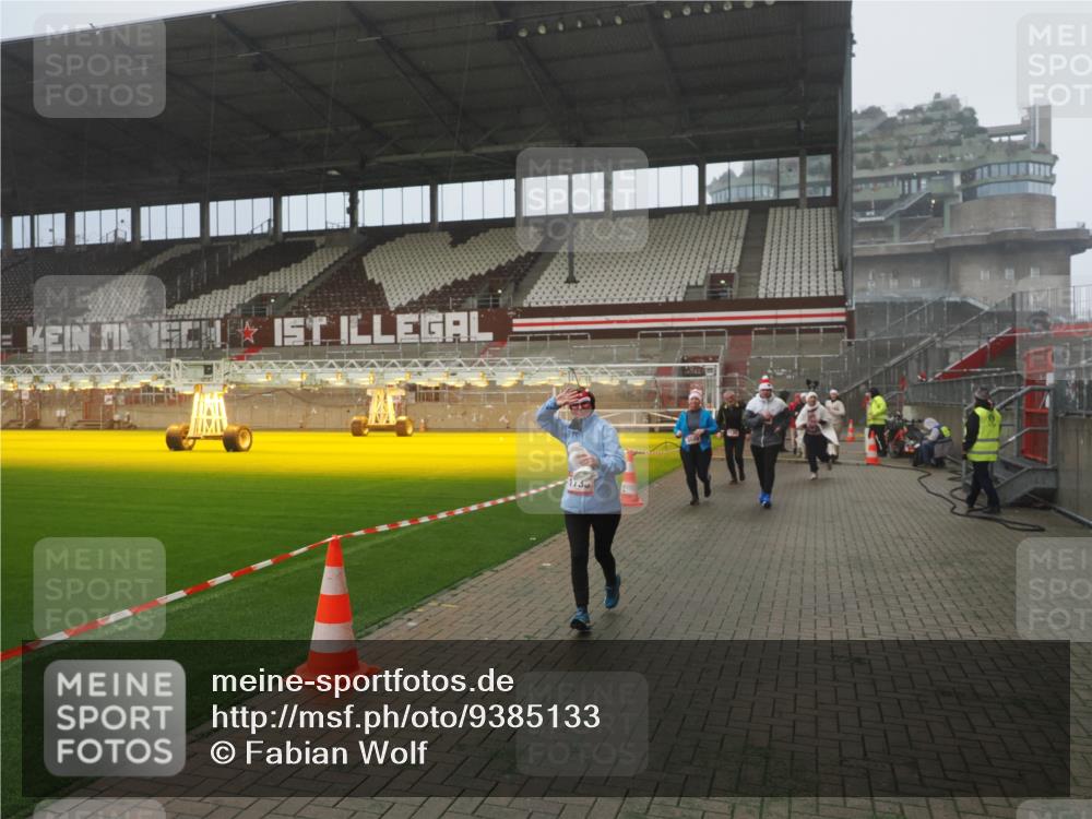 07.12.2025 - St. Pauli X-Mass-Run No. 15 Fabian Wolf http://msf.ph/oto/9385133 07.12.2025 10:13:11 Ziel 80, 1044, 1126, 1397, 1733, 2711, 2712, 3588, 3589, 4081, 4082, 4083, 4487, 4664 meine-sportfotos.de