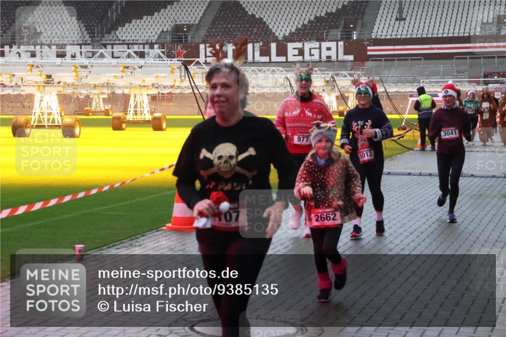 07.12.2025 - St. Pauli X-Mass-Run No. 15 Luisa Fischer http://msf.ph/oto/9385135 07.12.2025 11:33:36 Ziel 977, 1013, 3041, 07, 2662, 2620, 56, 62, 73, 85, 94, 110, 142, 181, 260, 321, 340, 349, 477, 977, 1013, 1361, 1591, 2005, 2016, 2107, 2113, 2278, 2281, 2282, 2284, 2612, 2613, 2614, 2620, 2662, 3039, 3041, 3166, 3169, 3269, 3271 meine-sportfotos.de