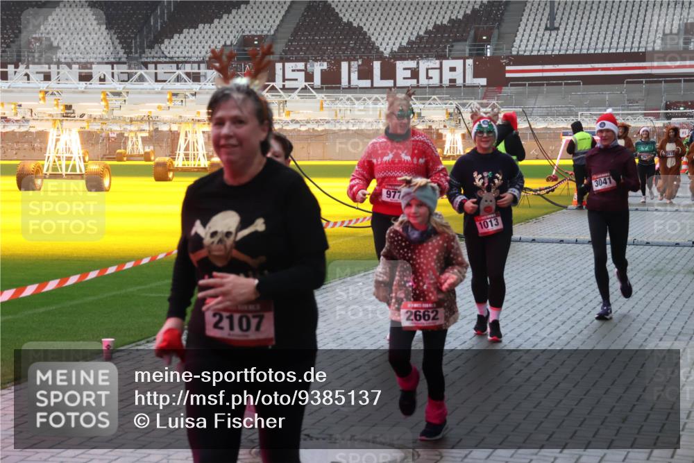 07.12.2025 - St. Pauli X-Mass-Run No. 15 Luisa Fischer http://msf.ph/oto/9385137 07.12.2025 11:33:37 Ziel 2107, 977, 1013, 3041, 2622612, 2662, 56, 62, 72, 73, 85, 94, 103, 110, 142, 181, 260, 321, 340, 349, 477, 977, 1013, 1361, 1591, 2005, 2016, 2107, 2113, 2278, 2281, 2282, 2284, 2612, 2613, 2614, 2620, 2662, 3039, 3041, 3166, 3169, 3269, 3271 meine-sportfotos.de