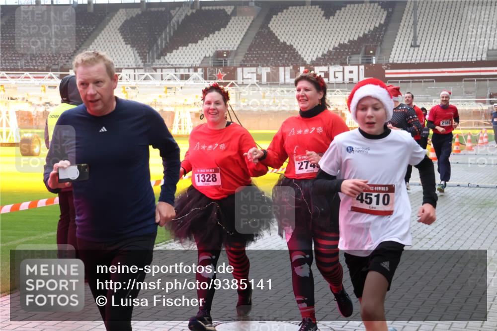 07.12.2025 - St. Pauli X-Mass-Run No. 15 Luisa Fischer http://msf.ph/oto/9385141 07.12.2025 10:16:52 Ziel 7, 7, 15, 1328, 274, 4510, 2185, 394, 1328, 2185, 2266, 2545, 2743, 4362, 4363, 4510 meine-sportfotos.de