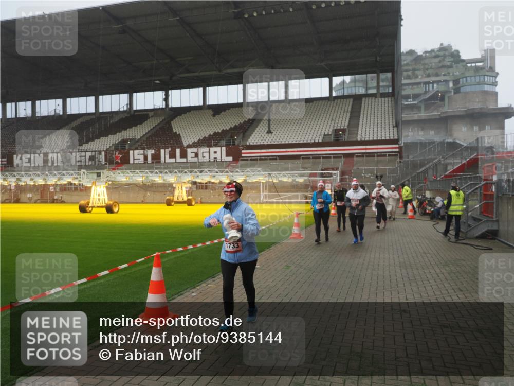 07.12.2025 - St. Pauli X-Mass-Run No. 15 Fabian Wolf http://msf.ph/oto/9385144 07.12.2025 10:13:11 Ziel 80, 1044, 1126, 1397, 1733, 2711, 2712, 3588, 3589, 4081, 4082, 4083, 4487, 4664 meine-sportfotos.de
