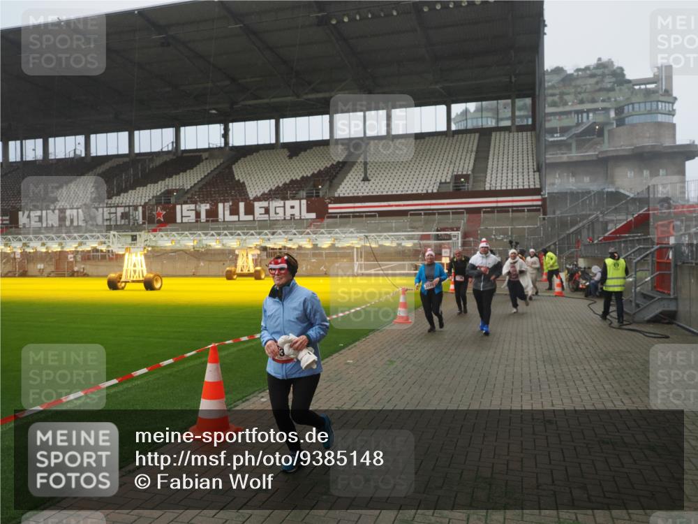 07.12.2025 - St. Pauli X-Mass-Run No. 15 Fabian Wolf http://msf.ph/oto/9385148 07.12.2025 10:13:11 Ziel 80, 1044, 1126, 1397, 1733, 2711, 2712, 3588, 3589, 4081, 4082, 4083, 4487, 4664 meine-sportfotos.de