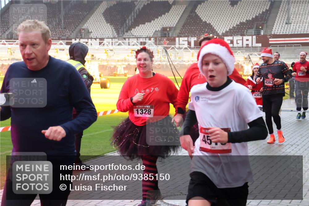 07.12.2025 - St. Pauli X-Mass-Run No. 15 Luisa Fischer http://msf.ph/oto/9385150 07.12.2025 10:16:52 Ziel 15, 1328, 0, 4362, 45, 4363, 2185, 394, 1328, 2185, 2266, 2545, 2743, 4362, 4363, 4510 meine-sportfotos.de