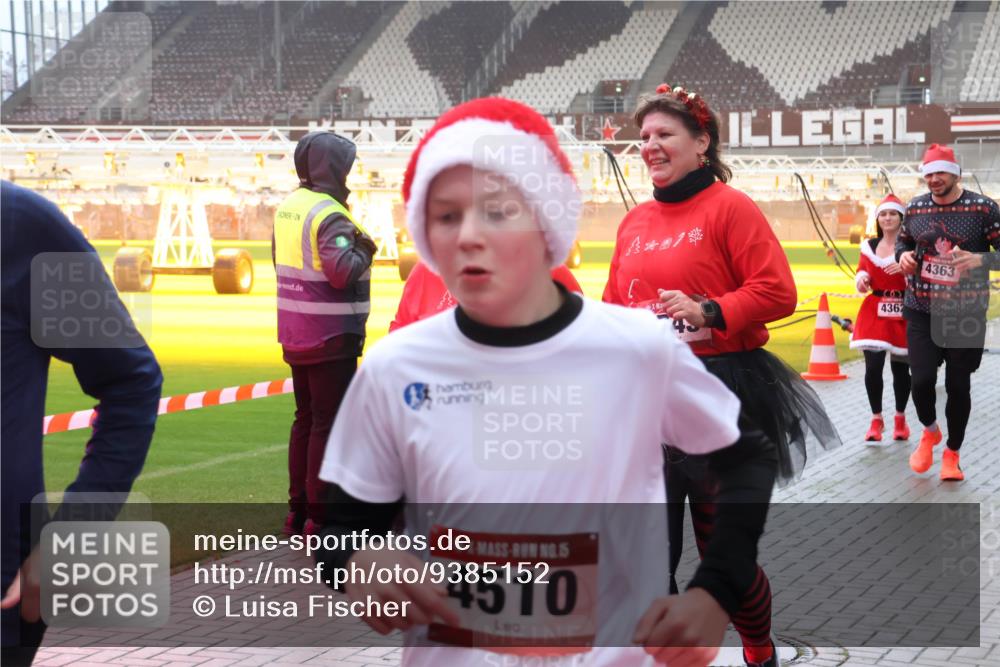 07.12.2025 - St. Pauli X-Mass-Run No. 15 Luisa Fischer http://msf.ph/oto/9385152 07.12.2025 10:16:53 Ziel 4510, 9, 4362, 4363, 394, 1328, 2185, 2266, 2743, 4362, 4363, 4510 meine-sportfotos.de