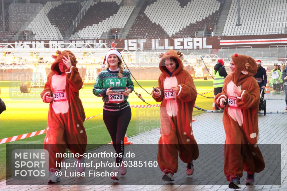 07.12.2025 - St. Pauli X-Mass-Run No. 15 Luisa Fischer http://msf.ph/oto/9385160 07.12.2025 11:33:49 Ziel 2613, 2620, 2612, 261, 3169, 56, 62, 72, 73, 85, 94, 103, 110, 142, 181, 260, 321, 340, 349, 354, 378, 977, 1013, 1361, 1591, 2005, 2016, 2107, 2113, 2278, 2281, 2282, 2284, 2612, 2613, 2614, 2620, 2662, 3039, 3041, 3166, 3169, 3253, 3254, 3269, 3271, 4649 meine-sportfotos.de