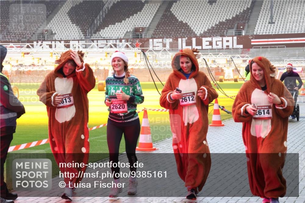07.12.2025 - St. Pauli X-Mass-Run No. 15 Luisa Fischer http://msf.ph/oto/9385161 07.12.2025 11:33:49 Ziel 613, 2620, 5, 2612, 15, 2614, 56, 62, 72, 73, 85, 94, 103, 110, 142, 181, 260, 321, 340, 349, 354, 378, 977, 1013, 1361, 1591, 2005, 2016, 2107, 2113, 2278, 2281, 2282, 2284, 2612, 2613, 2614, 2620, 2662, 3039, 3041, 3166, 3169, 3253, 3254, 3269, 3271, 4649 meine-sportfotos.de