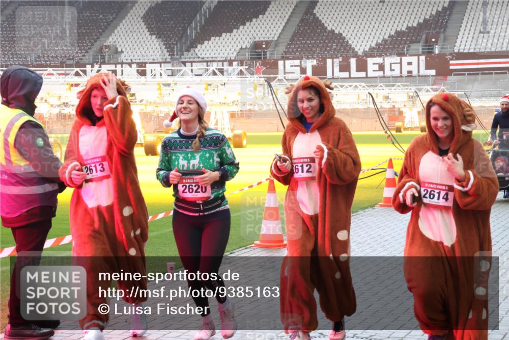 07.12.2025 - St. Pauli X-Mass-Run No. 15 Luisa Fischer http://msf.ph/oto/9385163 07.12.2025 11:33:50 Ziel 2613, 2620, 2612, 2614, 56, 62, 72, 73, 85, 94, 103, 110, 142, 181, 260, 321, 340, 349, 354, 378, 977, 1013, 1361, 1591, 2005, 2016, 2107, 2113, 2278, 2281, 2282, 2284, 2612, 2613, 2614, 2620, 2662, 3039, 3041, 3166, 3169, 3253, 3254, 3269, 3271, 4649 meine-sportfotos.de