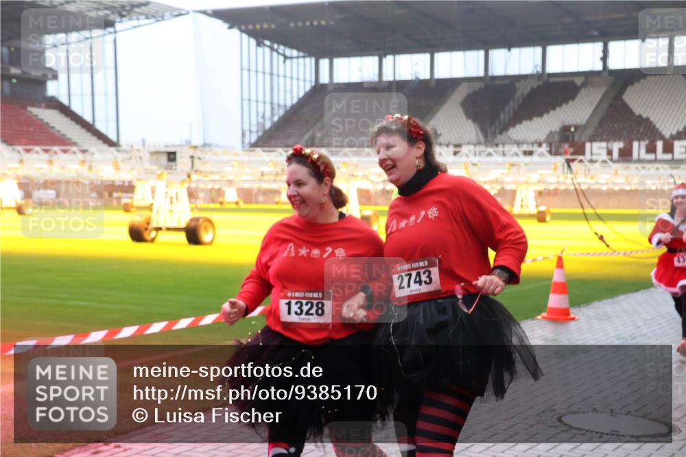 07.12.2025 - St. Pauli X-Mass-Run No. 15 Luisa Fischer http://msf.ph/oto/9385170 07.12.2025 10:16:54 Ziel 274, 2743, 43, 1328, 394, 1328, 2185, 2266, 2743, 3633, 4362, 4363, 4510 meine-sportfotos.de