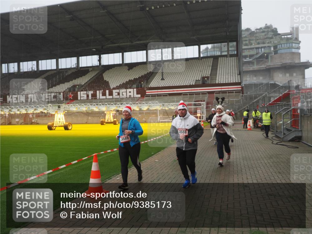 07.12.2025 - St. Pauli X-Mass-Run No. 15 Fabian Wolf http://msf.ph/oto/9385173 07.12.2025 10:13:14 Ziel 1044, 1126, 1397, 1733, 2711, 2712, 3588, 3589, 4081, 4082, 4083, 4664 meine-sportfotos.de
