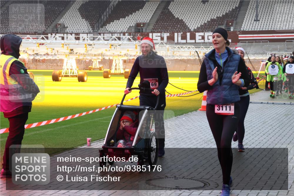 07.12.2025 - St. Pauli X-Mass-Run No. 15 Luisa Fischer http://msf.ph/oto/9385176 07.12.2025 11:33:56 Ziel 69, 3111, 56, 62, 72, 73, 85, 94, 103, 110, 142, 181, 229, 239, 260, 321, 340, 349, 354, 378, 977, 1013, 1361, 1591, 2005, 2016, 2219, 2612, 2613, 2614, 2620, 2662, 3039, 3041, 3166, 3169, 3253, 3254, 3601, 3737, 3740, 4649 meine-sportfotos.de