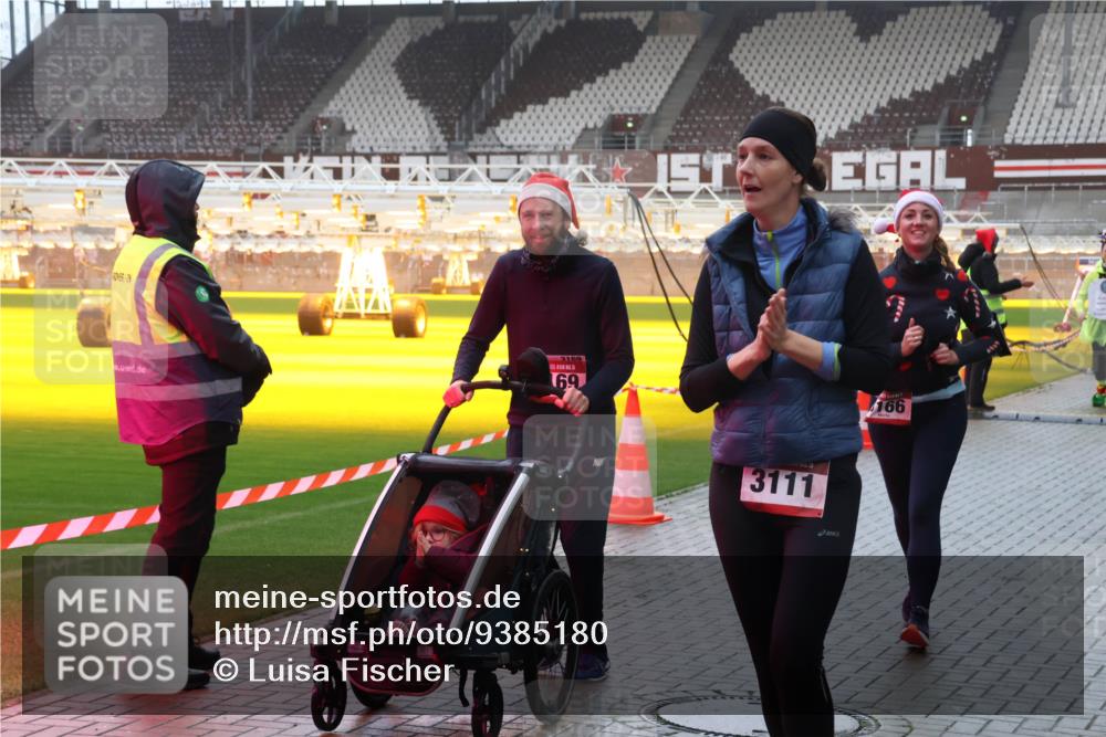 07.12.2025 - St. Pauli X-Mass-Run No. 15 Luisa Fischer http://msf.ph/oto/9385180 07.12.2025 11:33:57 Ziel 3169, 15, 69, 3111, 166, 56, 62, 72, 73, 85, 94, 103, 110, 142, 181, 229, 239, 260, 321, 340, 349, 354, 378, 977, 1013, 1361, 1591, 2005, 2016, 2219, 2612, 2613, 2614, 2620, 2662, 3039, 3041, 3166, 3169, 3253, 3254, 3601, 3737, 3740, 4649 meine-sportfotos.de