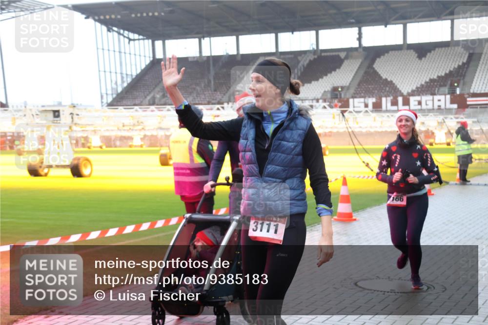 07.12.2025 - St. Pauli X-Mass-Run No. 15 Luisa Fischer http://msf.ph/oto/9385183 07.12.2025 11:33:57 Ziel 3111, 166, 56, 62, 72, 73, 85, 94, 103, 110, 142, 181, 229, 239, 260, 321, 340, 349, 354, 378, 977, 1013, 1361, 1591, 2005, 2016, 2219, 2612, 2613, 2614, 2620, 2662, 3039, 3041, 3166, 3169, 3253, 3254, 3601, 3737, 3740, 4649 meine-sportfotos.de