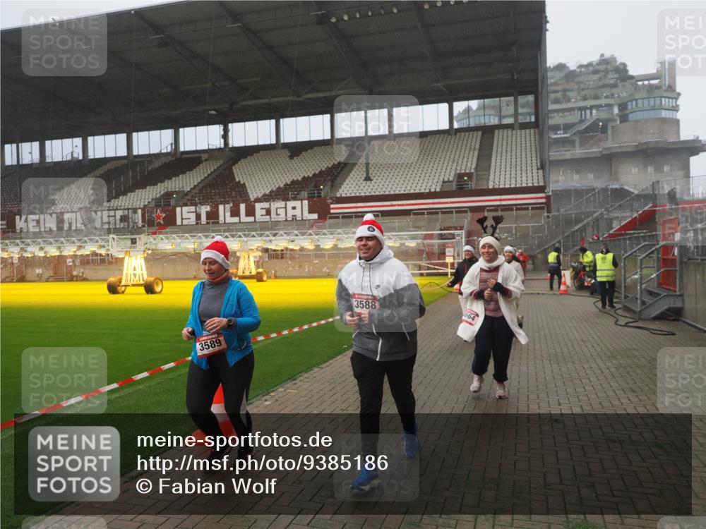 07.12.2025 - St. Pauli X-Mass-Run No. 15 Fabian Wolf http://msf.ph/oto/9385186 07.12.2025 10:13:15 Ziel 1044, 1126, 1397, 1733, 2711, 2712, 3588, 3589, 4081, 4082, 4083, 4664 meine-sportfotos.de