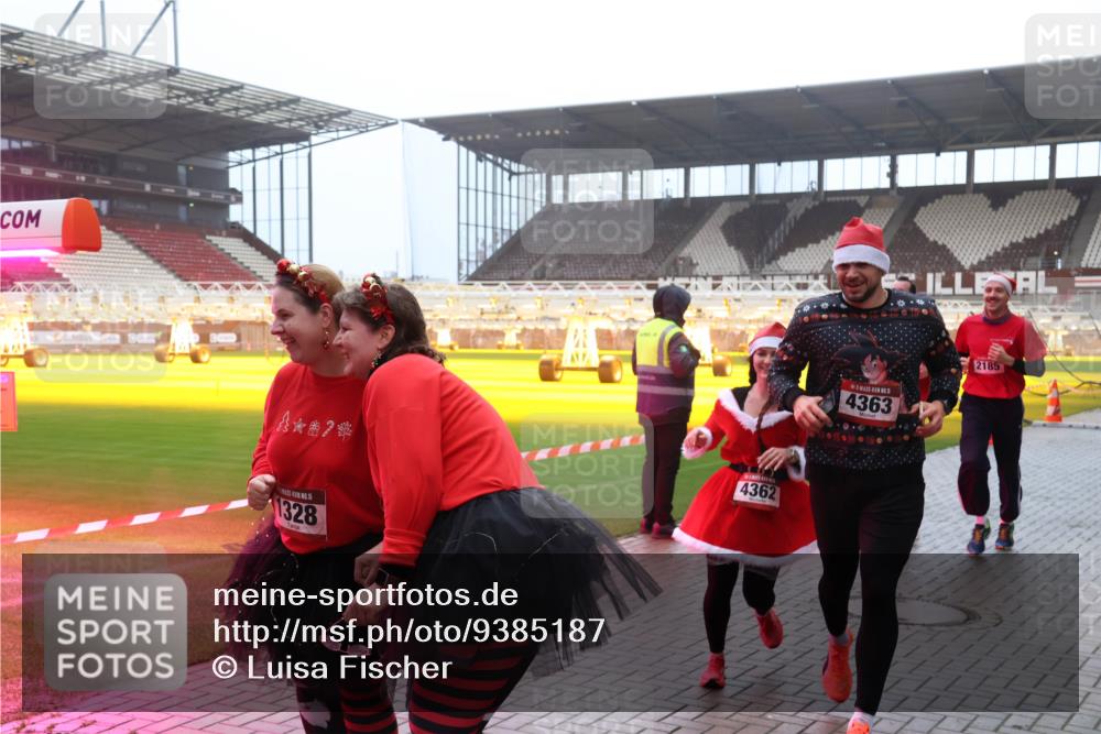 07.12.2025 - St. Pauli X-Mass-Run No. 15 Luisa Fischer http://msf.ph/oto/9385187 07.12.2025 10:16:55 Ziel 4362, 1328, 5, 4363, 2185, 394, 1328, 2185, 2266, 2743, 3633, 4362, 4363, 4510, 4769 meine-sportfotos.de