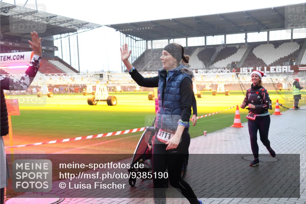 07.12.2025 - St. Pauli X-Mass-Run No. 15 Luisa Fischer http://msf.ph/oto/9385190 07.12.2025 11:33:58 Ziel 5, 3111, 166, 56, 62, 72, 73, 85, 94, 103, 110, 142, 181, 229, 239, 260, 321, 340, 349, 354, 378, 977, 1013, 1361, 1591, 2005, 2016, 2219, 2612, 2613, 2614, 2620, 2662, 3039, 3041, 3166, 3169, 3253, 3254, 3601, 3737, 3740, 4649 meine-sportfotos.de