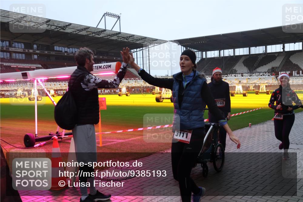 07.12.2025 - St. Pauli X-Mass-Run No. 15 Luisa Fischer http://msf.ph/oto/9385193 07.12.2025 11:33:58 Ziel 3111, 3169, 166, 56, 62, 72, 73, 85, 94, 103, 110, 142, 181, 229, 239, 260, 321, 340, 349, 354, 378, 977, 1013, 1361, 1591, 2005, 2016, 2219, 2612, 2613, 2614, 2620, 2662, 3039, 3041, 3166, 3169, 3253, 3254, 3601, 3737, 3740, 4649 meine-sportfotos.de