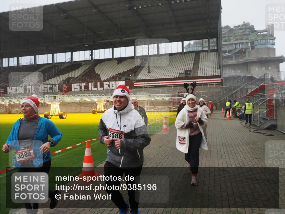 07.12.2025 - St. Pauli X-Mass-Run No. 15 Fabian Wolf http://msf.ph/oto/9385196 07.12.2025 10:13:16 Ziel 1044, 1062, 1126, 1220, 1733, 2711, 2712, 3588, 3589, 4081, 4082, 4083, 4664 meine-sportfotos.de
