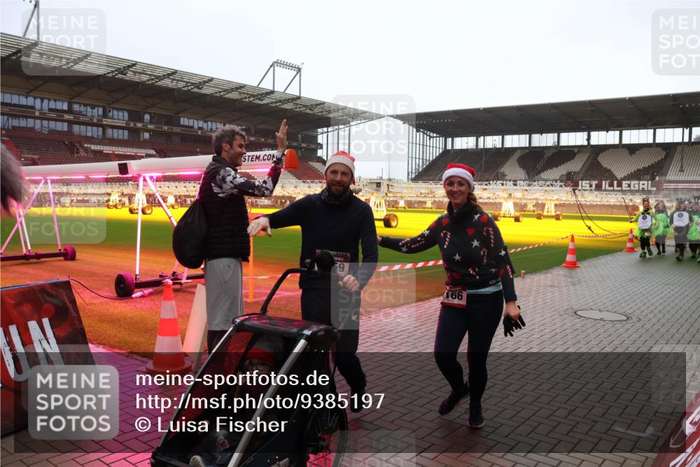 07.12.2025 - St. Pauli X-Mass-Run No. 15 Luisa Fischer http://msf.ph/oto/9385197 07.12.2025 11:34:01 Ziel 3169, 9, 166, 56, 62, 72, 73, 85, 94, 103, 110, 142, 181, 229, 239, 260, 321, 340, 349, 354, 378, 977, 1361, 1591, 2005, 2016, 2056, 2219, 2612, 2613, 2614, 2620, 2662, 3039, 3041, 3166, 3169, 3253, 3254, 3601, 3737, 3740, 4649 meine-sportfotos.de