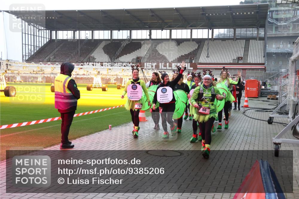 07.12.2025 - St. Pauli X-Mass-Run No. 15 Luisa Fischer http://msf.ph/oto/9385206 07.12.2025 11:34:04 Ziel 73, 56, 56, 62, 72, 73, 85, 94, 103, 110, 142, 181, 229, 239, 260, 340, 349, 354, 378, 1361, 2016, 2056, 2219, 2612, 2613, 2614, 2620, 3039, 3041, 3166, 3169, 3253, 3254, 3601, 3737, 3740, 4649, 4844 meine-sportfotos.de