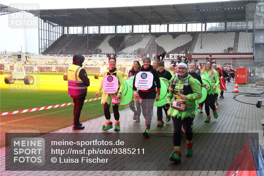 07.12.2025 - St. Pauli X-Mass-Run No. 15 Luisa Fischer http://msf.ph/oto/9385211 07.12.2025 11:34:05 Ziel 73, 56, 56, 62, 72, 73, 85, 94, 103, 110, 142, 181, 229, 239, 260, 340, 349, 354, 378, 1361, 2016, 2056, 2219, 2612, 2613, 2614, 2620, 3039, 3041, 3166, 3169, 3253, 3254, 3601, 3737, 3740, 4649, 4844 meine-sportfotos.de