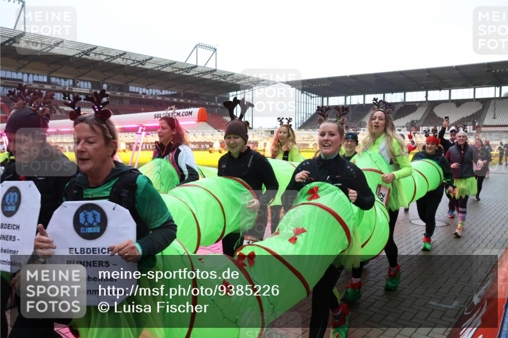 07.12.2025 - St. Pauli X-Mass-Run No. 15 Luisa Fischer http://msf.ph/oto/9385226 07.12.2025 11:34:08 Ziel 56, 62, 72, 73, 85, 94, 103, 110, 142, 181, 229, 239, 260, 340, 349, 354, 378, 1361, 2056, 2219, 2612, 2613, 2614, 2620, 3039, 3041, 3139, 3166, 3169, 3253, 3254, 3549, 3601, 3737, 3740, 4649, 4844 meine-sportfotos.de