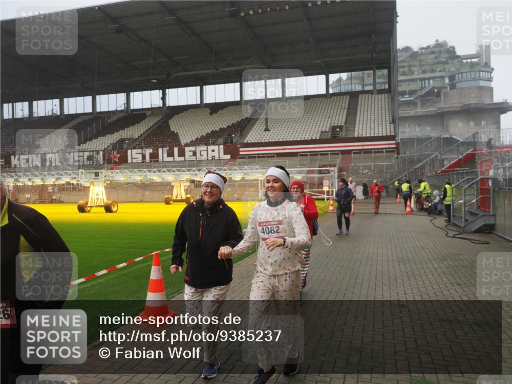 07.12.2025 - St. Pauli X-Mass-Run No. 15 Fabian Wolf http://msf.ph/oto/9385237 07.12.2025 10:13:18 Ziel 1044, 1062, 1126, 1220, 1733, 2711, 2712, 3588, 3589, 4081, 4082, 4083, 4664 meine-sportfotos.de