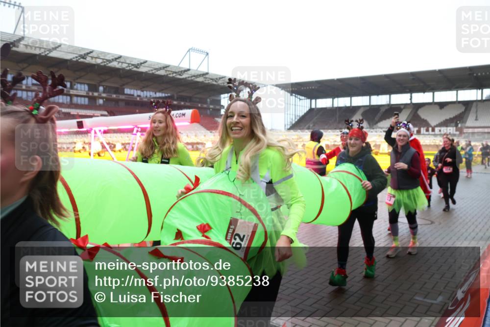 07.12.2025 - St. Pauli X-Mass-Run No. 15 Luisa Fischer http://msf.ph/oto/9385238 07.12.2025 11:34:09 Ziel 62, 56, 62, 72, 73, 85, 94, 103, 110, 142, 181, 229, 239, 260, 340, 349, 354, 378, 1361, 2056, 2219, 2612, 2613, 2614, 2620, 3139, 3166, 3169, 3253, 3254, 3549, 3601, 3737, 3740, 4649, 4844 meine-sportfotos.de
