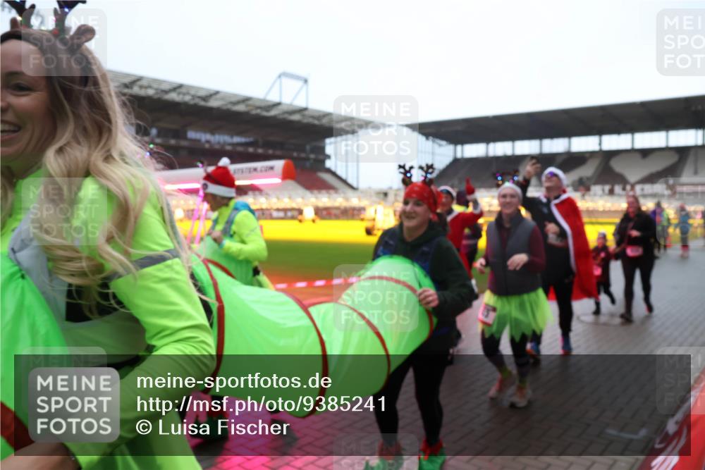 07.12.2025 - St. Pauli X-Mass-Run No. 15 Luisa Fischer http://msf.ph/oto/9385241 07.12.2025 11:34:10 Ziel 56, 62, 72, 73, 85, 94, 103, 110, 142, 181, 229, 239, 260, 340, 349, 354, 378, 1361, 2056, 2219, 2612, 2613, 2614, 2620, 3139, 3166, 3169, 3253, 3254, 3549, 3601, 3737, 3740, 4649, 4844 meine-sportfotos.de