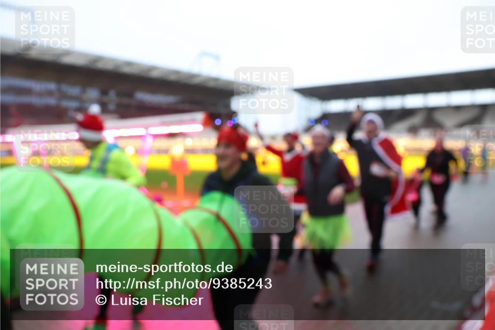 07.12.2025 - St. Pauli X-Mass-Run No. 15 Luisa Fischer http://msf.ph/oto/9385243 07.12.2025 11:34:10 Ziel 56, 62, 72, 73, 85, 94, 103, 110, 142, 181, 229, 239, 260, 340, 349, 354, 378, 1361, 2056, 2219, 2612, 2613, 2614, 2620, 3139, 3166, 3169, 3253, 3254, 3549, 3601, 3737, 3740, 4649, 4844 meine-sportfotos.de