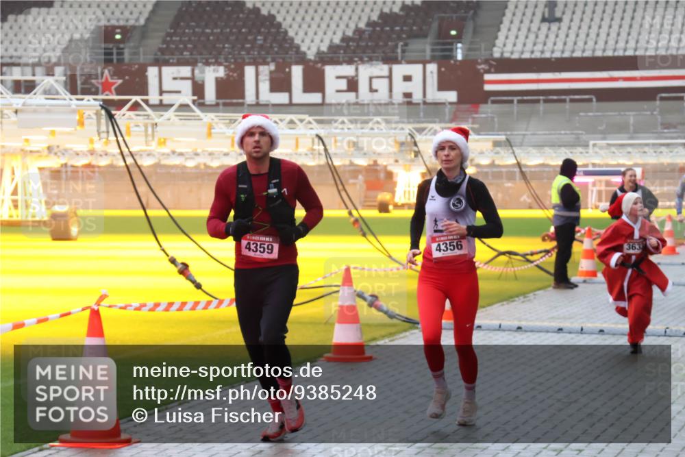 07.12.2025 - St. Pauli X-Mass-Run No. 15 Luisa Fischer http://msf.ph/oto/9385248 07.12.2025 10:17:06 Ziel 4359, 4356, 363, 394, 1328, 1620, 1989, 1997, 2185, 2266, 2694, 2743, 3633, 4356, 4359, 4362, 4363, 4510, 4769 meine-sportfotos.de