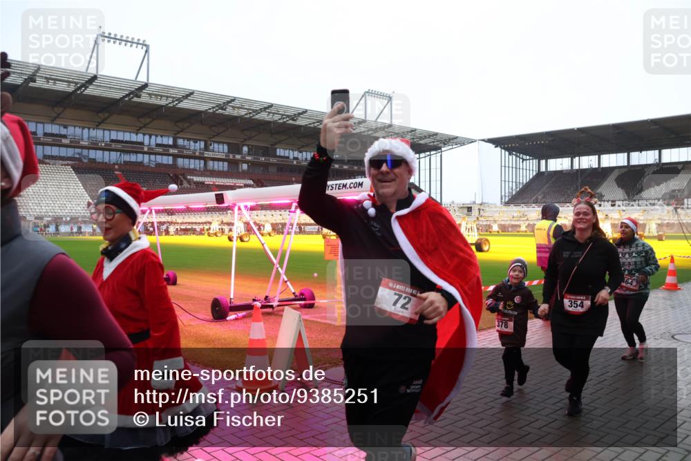 07.12.2025 - St. Pauli X-Mass-Run No. 15 Luisa Fischer http://msf.ph/oto/9385251 07.12.2025 11:34:12 Ziel 72, 378, 354, 56, 62, 72, 73, 85, 94, 103, 110, 142, 181, 229, 239, 260, 340, 349, 354, 378, 1361, 2056, 2219, 3139, 3166, 3169, 3253, 3254, 3448, 3549, 3601, 3737, 3740, 4649, 4844 meine-sportfotos.de