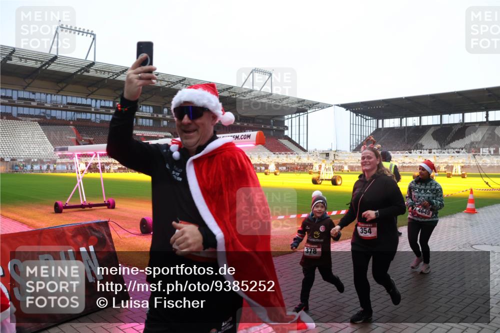 07.12.2025 - St. Pauli X-Mass-Run No. 15 Luisa Fischer http://msf.ph/oto/9385252 07.12.2025 11:34:12 Ziel 378, 354, 4649, 56, 62, 72, 73, 85, 94, 103, 110, 142, 181, 229, 239, 260, 340, 349, 354, 378, 1361, 2056, 2219, 3139, 3166, 3169, 3253, 3254, 3448, 3549, 3601, 3737, 3740, 4649, 4844 meine-sportfotos.de