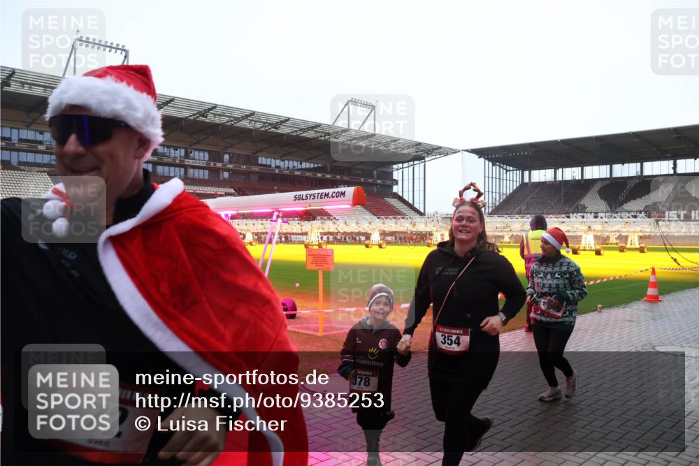 07.12.2025 - St. Pauli X-Mass-Run No. 15 Luisa Fischer http://msf.ph/oto/9385253 07.12.2025 11:34:13 Ziel 59, 5, 72, 378, 18, 108, 105, 354, 56, 62, 72, 73, 85, 94, 103, 110, 142, 181, 229, 239, 260, 340, 349, 354, 378, 1361, 2056, 2219, 3139, 3166, 3169, 3253, 3254, 3448, 3549, 3601, 3737, 3740, 4649, 4844 meine-sportfotos.de