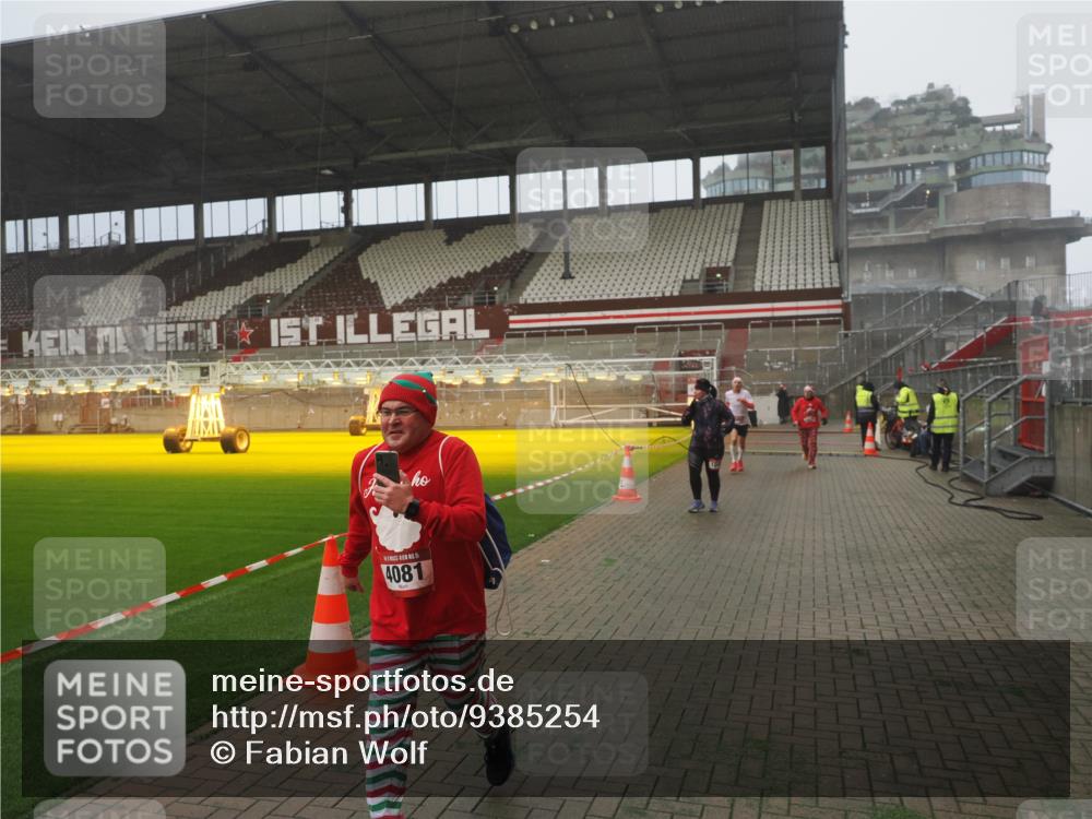 07.12.2025 - St. Pauli X-Mass-Run No. 15 Fabian Wolf http://msf.ph/oto/9385254 07.12.2025 10:13:19 Ziel 1044, 1062, 1126, 1220, 1733, 2711, 3588, 3589, 4081, 4082, 4083, 4664 meine-sportfotos.de
