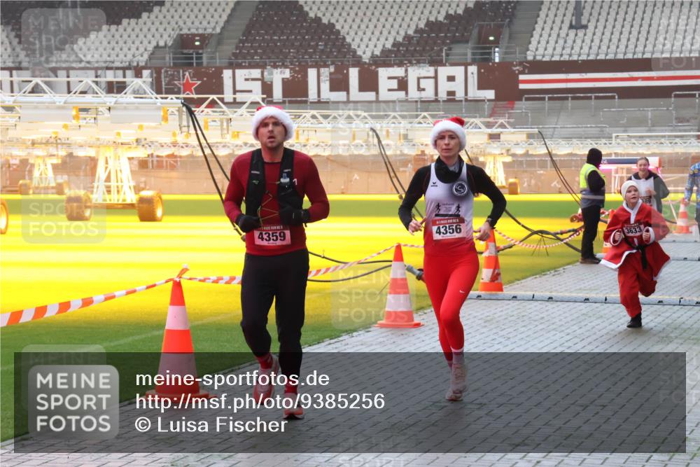 07.12.2025 - St. Pauli X-Mass-Run No. 15 Luisa Fischer http://msf.ph/oto/9385256 07.12.2025 10:17:06 Ziel 1, 4359, 4356, 3633, 989, 394, 1328, 1620, 1989, 1997, 2185, 2266, 2694, 2743, 3633, 4356, 4359, 4362, 4363, 4510, 4769 meine-sportfotos.de