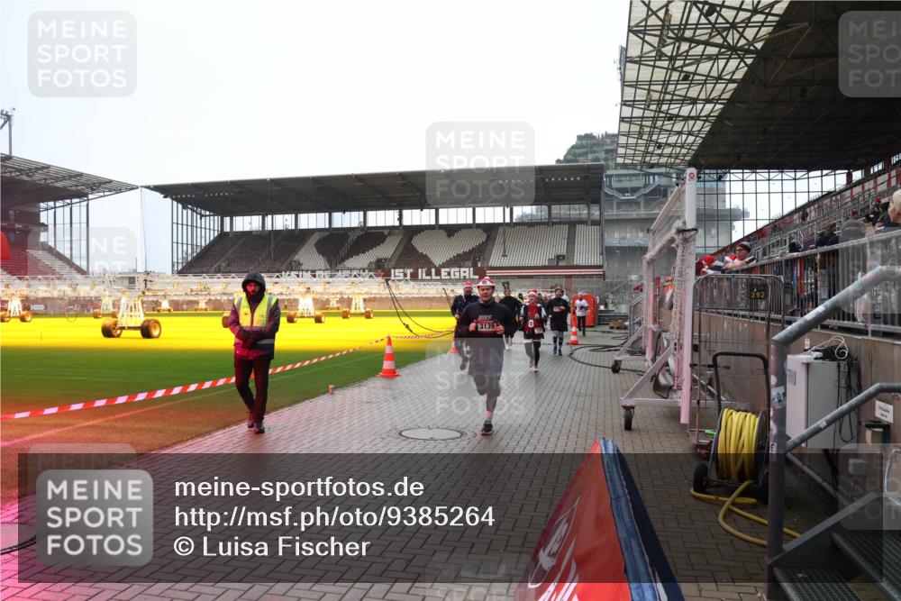 07.12.2025 - St. Pauli X-Mass-Run No. 15 Luisa Fischer http://msf.ph/oto/9385264 07.12.2025 11:34:16 Ziel 3139, 292, 56, 62, 72, 73, 85, 94, 103, 110, 142, 181, 229, 239, 260, 340, 349, 354, 378, 1361, 2056, 2219, 3139, 3166, 3169, 3253, 3254, 3448, 3549, 3601, 3737, 3740, 4649, 4844 meine-sportfotos.de