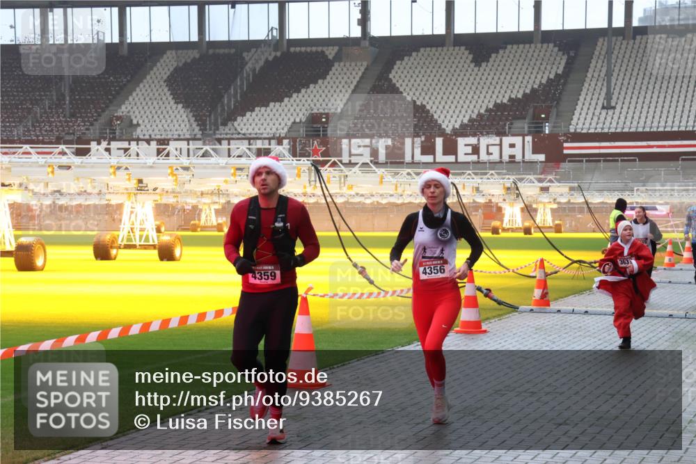 07.12.2025 - St. Pauli X-Mass-Run No. 15 Luisa Fischer http://msf.ph/oto/9385267 07.12.2025 10:17:07 Ziel 4359, 4356, 363, 394, 1328, 1620, 1989, 1997, 2185, 2266, 2694, 2743, 3633, 4356, 4359, 4362, 4363, 4510, 4769 meine-sportfotos.de