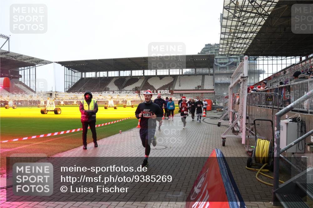 07.12.2025 - St. Pauli X-Mass-Run No. 15 Luisa Fischer http://msf.ph/oto/9385269 07.12.2025 11:34:17 Ziel 15, 3139, 56, 62, 72, 73, 85, 94, 103, 110, 142, 181, 229, 239, 260, 340, 349, 354, 378, 1361, 2056, 2219, 3139, 3253, 3254, 3448, 3549, 3601, 3737, 3740, 4649, 4844 meine-sportfotos.de