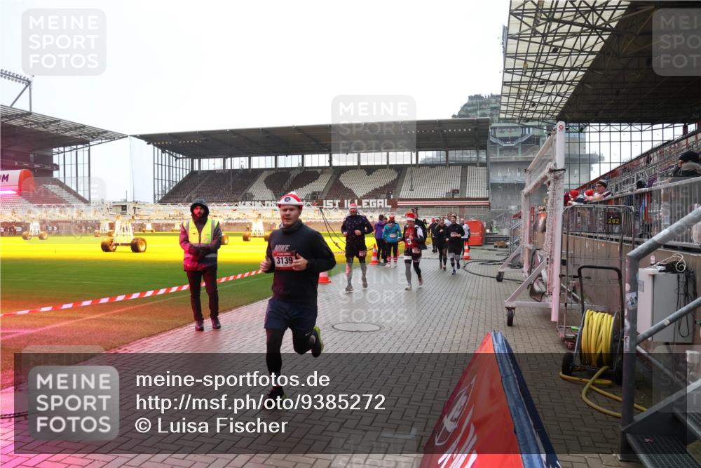 07.12.2025 - St. Pauli X-Mass-Run No. 15 Luisa Fischer http://msf.ph/oto/9385272 07.12.2025 11:34:17 Ziel 3139, 56, 62, 72, 73, 85, 94, 103, 110, 142, 181, 229, 239, 260, 340, 349, 354, 378, 1361, 2056, 2219, 3139, 3253, 3254, 3448, 3549, 3601, 3737, 3740, 4649, 4844 meine-sportfotos.de
