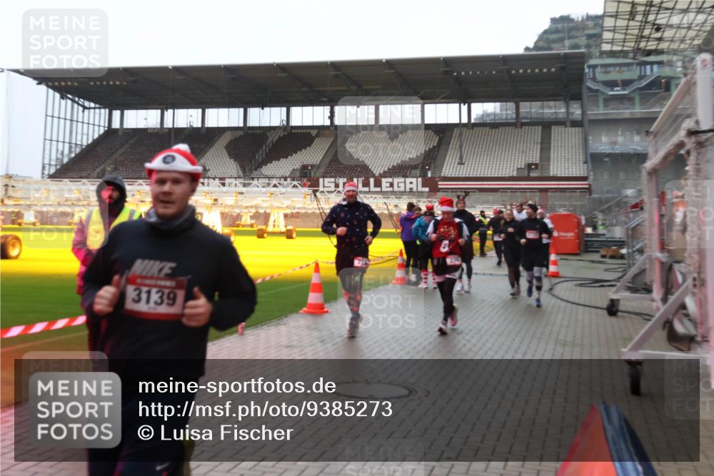 07.12.2025 - St. Pauli X-Mass-Run No. 15 Luisa Fischer http://msf.ph/oto/9385273 07.12.2025 11:34:18 Ziel 3139, 56, 62, 72, 73, 85, 94, 103, 110, 142, 181, 229, 239, 260, 340, 349, 354, 378, 1361, 2056, 2219, 3139, 3253, 3254, 3448, 3549, 3601, 3737, 3740, 4649, 4844 meine-sportfotos.de