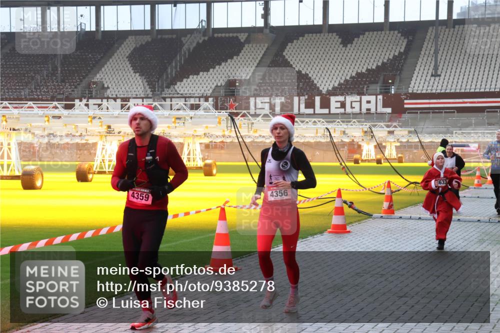 07.12.2025 - St. Pauli X-Mass-Run No. 15 Luisa Fischer http://msf.ph/oto/9385278 07.12.2025 10:17:07 Ziel 633, 4359, 4356, 394, 1328, 1620, 1989, 1997, 2185, 2266, 2694, 2743, 3633, 4356, 4359, 4362, 4363, 4510, 4769 meine-sportfotos.de