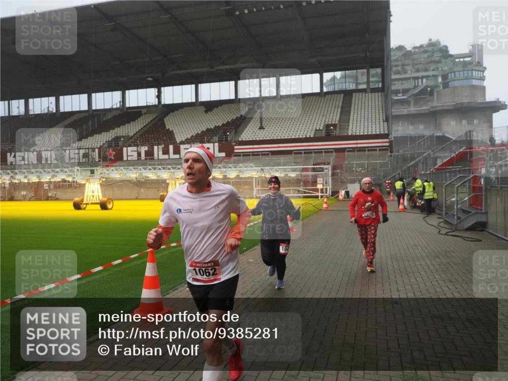 07.12.2025 - St. Pauli X-Mass-Run No. 15 Fabian Wolf http://msf.ph/oto/9385281 07.12.2025 10:13:22 Ziel 1044, 1062, 1126, 1220, 3588, 3589, 4081, 4082, 4083, 4664 meine-sportfotos.de