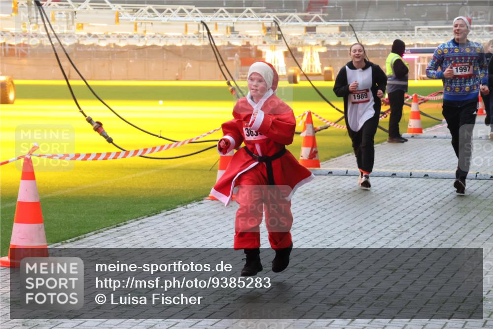07.12.2025 - St. Pauli X-Mass-Run No. 15 Luisa Fischer http://msf.ph/oto/9385283 07.12.2025 10:17:09 Ziel 365, 1989, 1997, 1328, 1620, 1762, 1989, 1997, 2185, 2266, 2694, 2743, 3633, 4356, 4359, 4362, 4363, 4510, 4769 meine-sportfotos.de