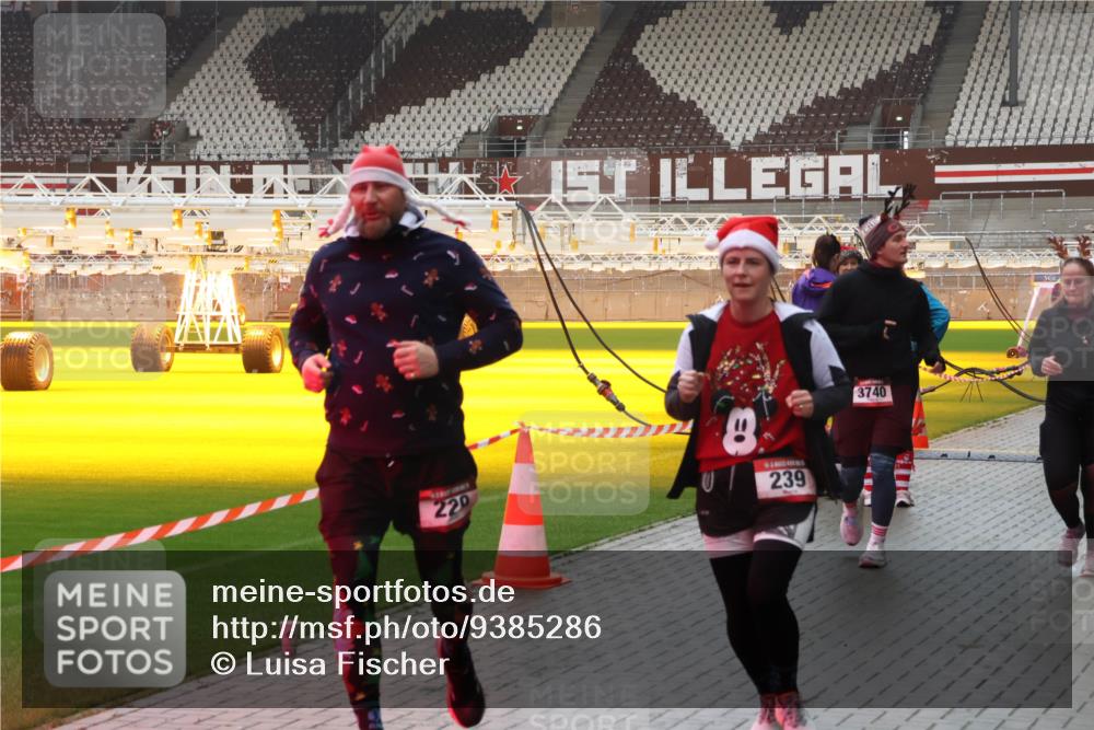 07.12.2025 - St. Pauli X-Mass-Run No. 15 Luisa Fischer http://msf.ph/oto/9385286 07.12.2025 11:34:19 Ziel 220, 239, 3740, 56, 62, 72, 73, 85, 94, 103, 110, 142, 181, 229, 239, 260, 340, 349, 354, 378, 825, 1361, 1710, 2056, 2219, 3139, 3253, 3254, 3448, 3549, 3601, 3737, 3740, 4649, 4844 meine-sportfotos.de