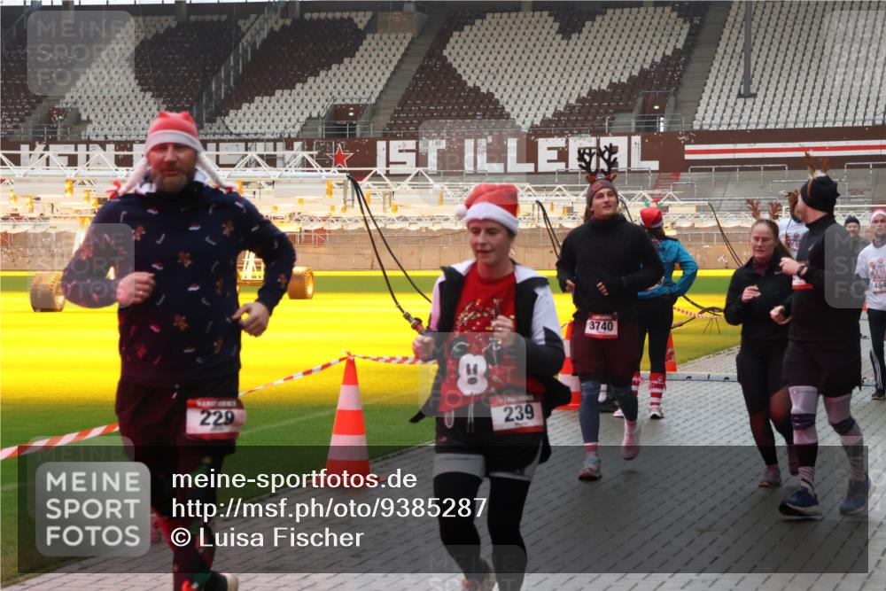07.12.2025 - St. Pauli X-Mass-Run No. 15 Luisa Fischer http://msf.ph/oto/9385287 07.12.2025 11:34:19 Ziel 229, 239, 3740, 484, 56, 62, 72, 73, 85, 94, 103, 110, 142, 181, 229, 239, 260, 340, 349, 354, 378, 825, 1361, 1710, 2056, 2219, 3139, 3253, 3254, 3448, 3549, 3601, 3737, 3740, 4649, 4844 meine-sportfotos.de