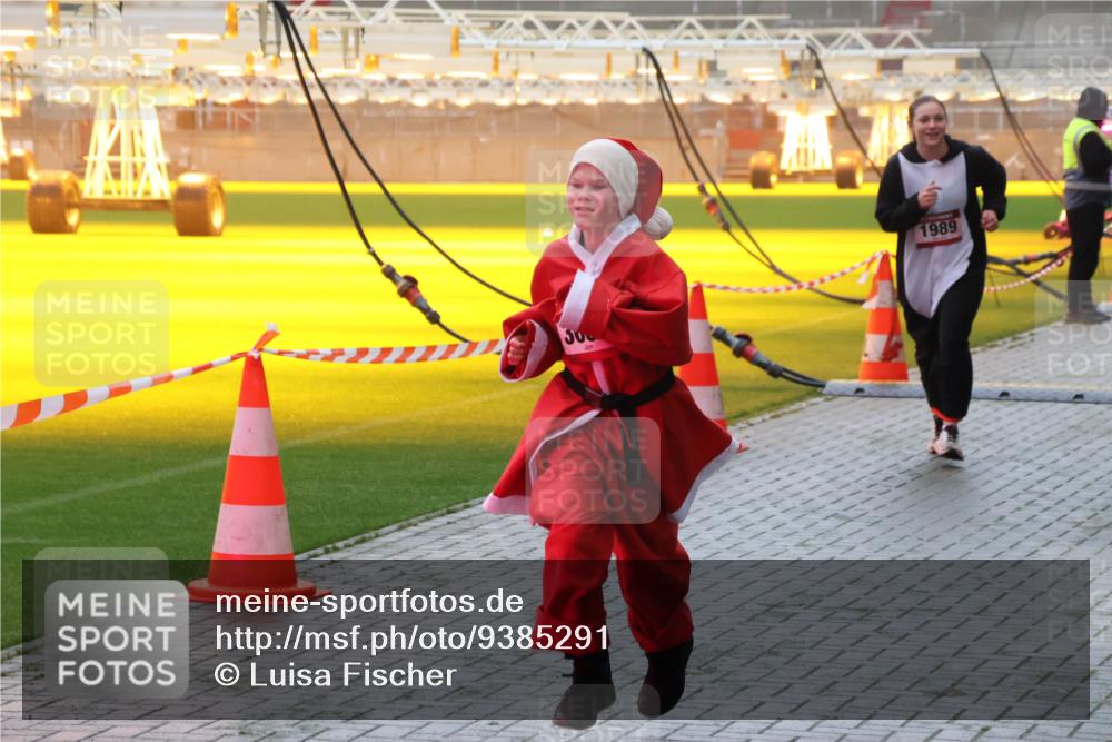 07.12.2025 - St. Pauli X-Mass-Run No. 15 Luisa Fischer http://msf.ph/oto/9385291 07.12.2025 10:17:09 Ziel 1989, 1328, 1620, 1762, 1989, 1997, 2185, 2266, 2694, 2743, 3633, 4356, 4359, 4362, 4363, 4510, 4769 meine-sportfotos.de