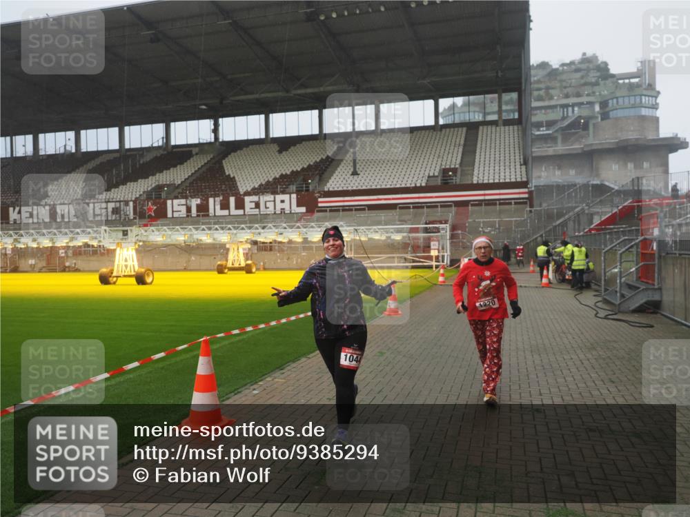 07.12.2025 - St. Pauli X-Mass-Run No. 15 Fabian Wolf http://msf.ph/oto/9385294 07.12.2025 10:13:23 Ziel 1044, 1062, 1126, 1220, 3588, 3589, 4081, 4082, 4083, 4664 meine-sportfotos.de
